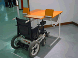 Cadeira de rodas a ser utilizada na mesa ocm tampo regulvel
