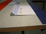 Detalhe da mesa de trabalho adaptada